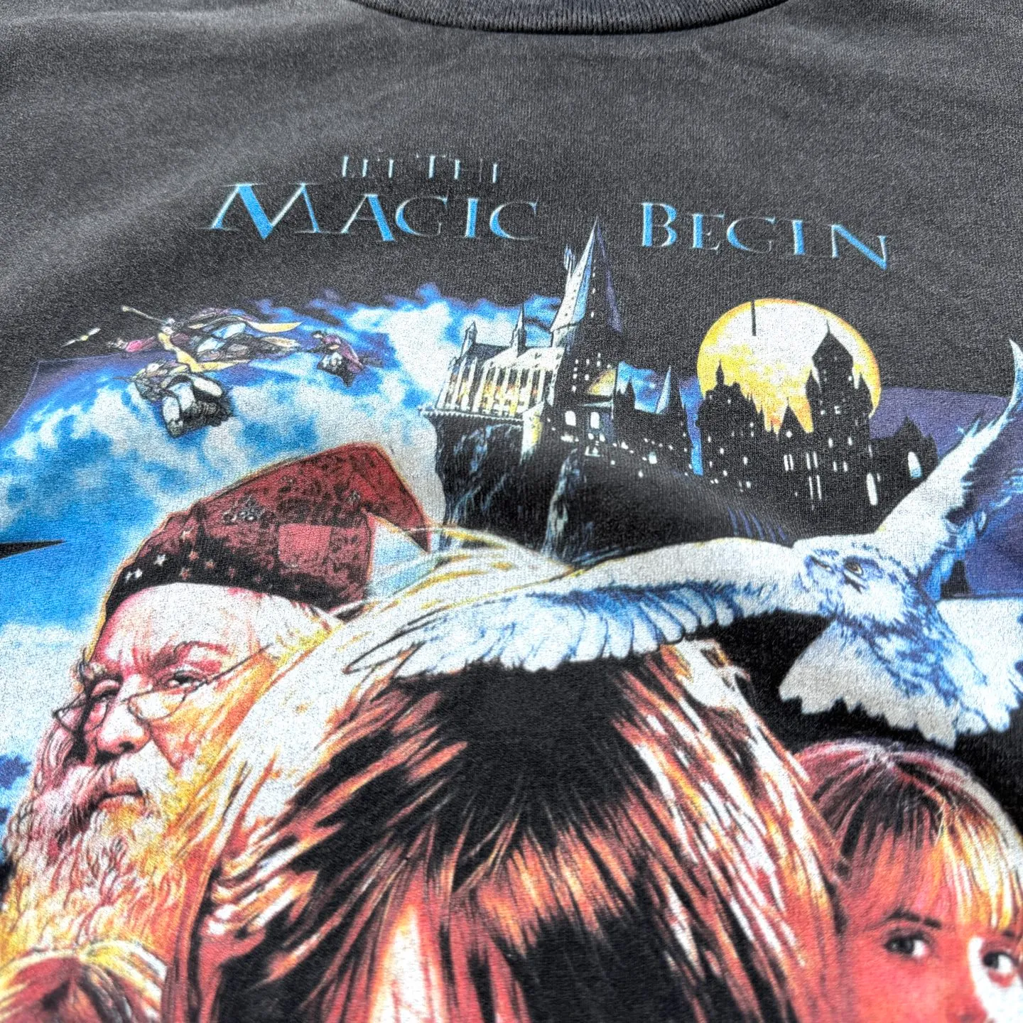 P138 # CTS-116 Saint " HARRY POTTER Harry Potter " limited edition. 260g heavyweight pure cotton fabric after washing. White ink direct-jet printing + retro single-stitch heaven and earth stitch technology + heavy-duty spray wash + hand damage. Size: S M L XL SAINT Mxxxxxx x HARRY POTTER Harry Potter joint model "Harry Potter and the Philosopher's Stone" is the opening work of the series and has a profound impact. The protagonist of the story, Harry Potter, is an orphan whose parents both died and has been adopted by a Muggle (ordinary person without magic) family. However, on his 11th birthday, he received an admission notice from Hogwarts School of Witchcraft and Wizardry, which began his wonderful journey in the wizarding world. At school, he met two close friends, Hermione Granger and Ron Weasley, and together they explored every corner of Hogwarts and learned magical knowledge. At the same time, Harry discovered a huge secret hidden in the school - the existence of the Philosopher's Stone, and the evil Voldemort also tried to obtain the Philosopher's Stone to restore his power. Harry and his friends bravely stood up to protect the Philosopher's Stone, and finally defeated Voldemort's conspiracy.    Customized 260g gram weight 100% cotton special washed fabric that is consistent with the original. With the blessing of imitation sun-drying, heavy sandblasting and fading + edge grinding + Assute fermentation and washing, the cotton feel on the surface of the fabric is well presented. Both the texture and feel are ceiling level. After the ready-made garments undergo a series of heavy washing and distressing processes, the retro and high-end sense of the entire garment is directly to the top. The garment making process of the entire garment adopts Saint The most common and complex single-needle sewing process (commonly known as single-thread heaven and earth stitch) among vintage vintage brands such as Michael